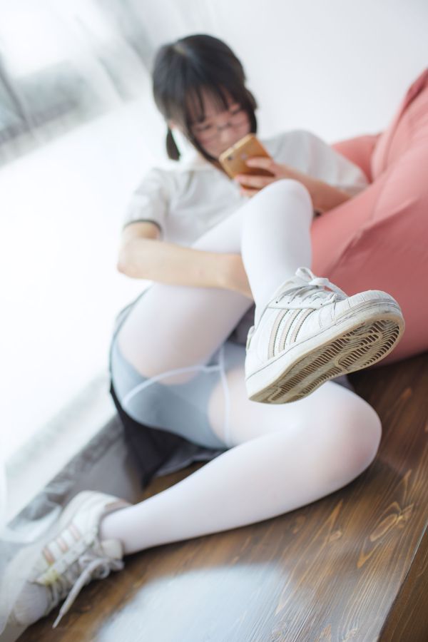 ชุดนักเรียนผ้าไหมสีขาวสาวขาสวย [Mori 萝财团] [BETA-026]