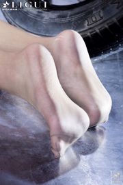 Modèle Xiao Yang Mi «La fille aux pieds de soie à côté du pneu» Œuvres complètes [丽 柜 贵 足 LiGui] Photo de belles jambes et pieds de jade
